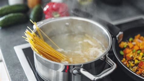 Fettuccine cociéndose en una olla