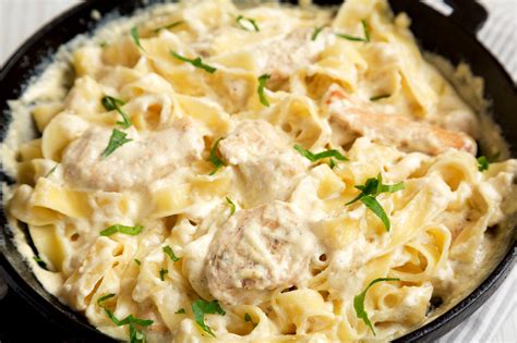 Salsa Alfredo cremosa en una sartén