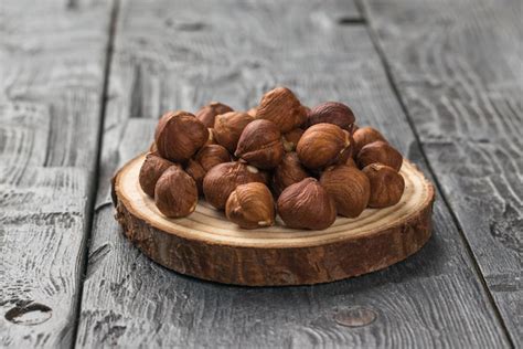 Castañas frescas y peladas sobre una mesa de madera