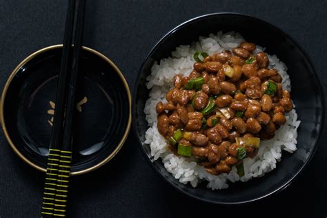 Natto en un tazón con arroz y cebolletas