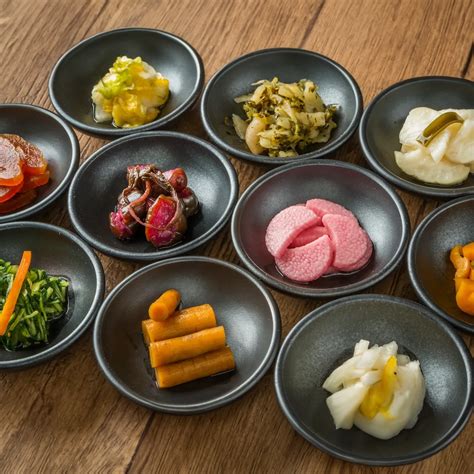 Variedad de tsukemono en pequeños platos