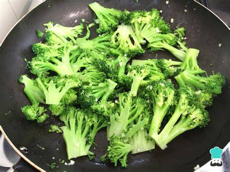 Brócoli salteado en sartén con ajo y jengibre