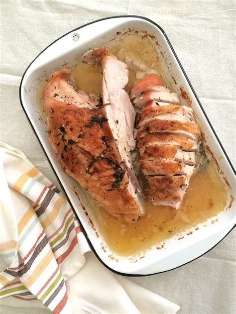 Pechuga de pavo al horno con puré de manzana emplatado