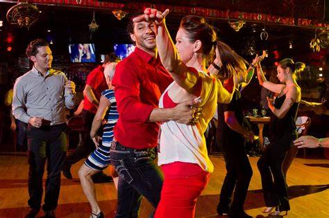 Grupo de salsa tocando en una fiesta