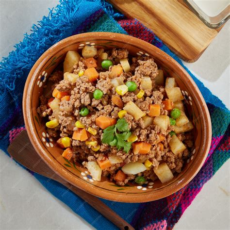 Plato de picadillo servido con acompañamientos