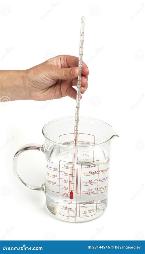Termómetro midiendo la temperatura del agua para la masa