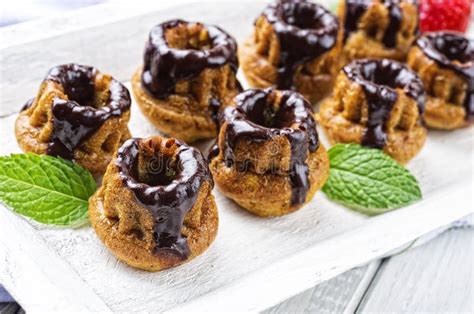 Pastelitos alemanes de Guarromán servidos en una bandeja