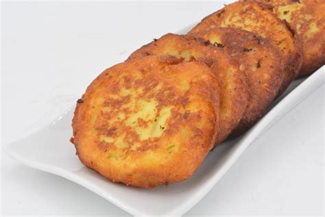 Tortitas de patata doradas en un plato con salsa