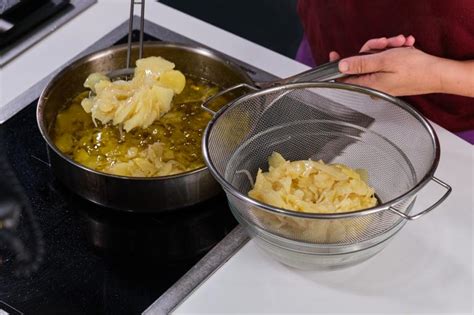 Patatas ralladas escurriendo el exceso de agua