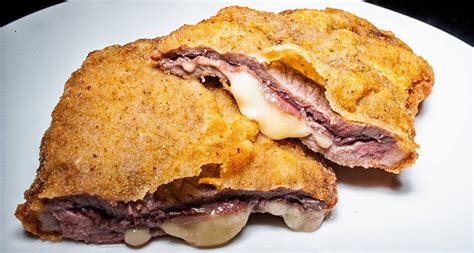 Cachopo de ternera con cecina y rulo de cabra