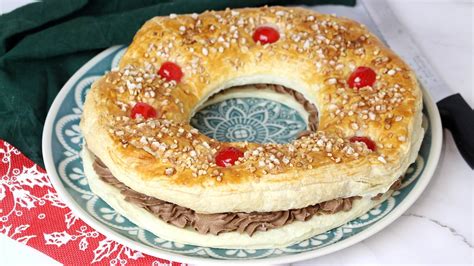 Roscón de hojaldre relleno y decorado