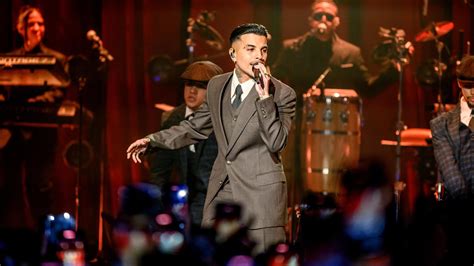 Rauw Alejandro actuando en un escenario