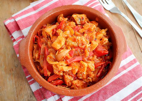 Plato de bacalao al ajoarriero servido en cazuela de barro