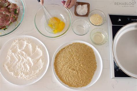 Ingredientes listos para el rebozado: harina y huevo batido