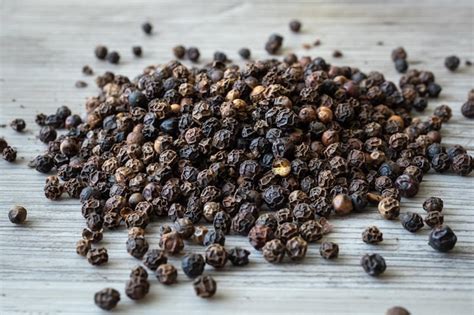 Granos de pimienta negra secándose al sol