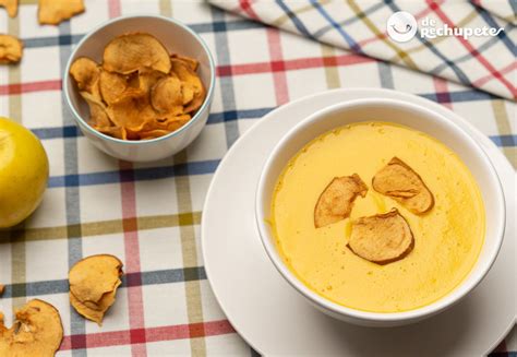Crema de calabaza y manzana servida en un bol con un toque decorativo