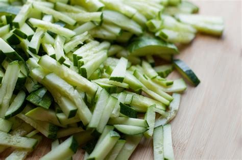 Ingredientes frescos cortados sobre una tabla de madera