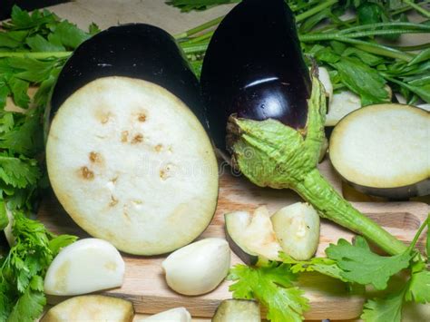 Imagen de una berenjena fresca sobre una tabla de cocina