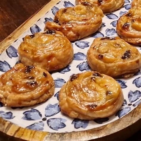 bandeja de caracolas de hojaldre recién horneadas con pasas y canela