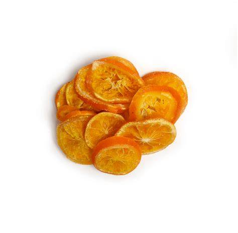 Bacalao servido con rodajas de naranja y frutos secos sobre un fondo elegante