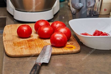 Ingredientes frescos sobre una tabla de madera para preparar caldo