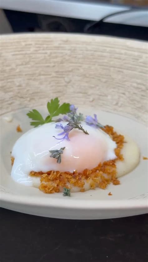 Huevo a baja temperatura sobre un puré de patatas
