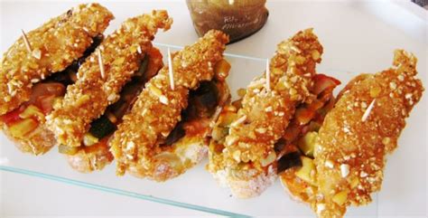 Pollo rebozado con almendras en un plato