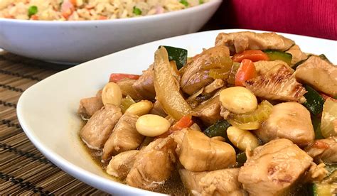 Pollo con almendras en un wok