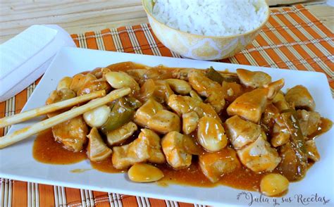 Mesa con menú oriental: pollo con almendras y arroz tres delicias