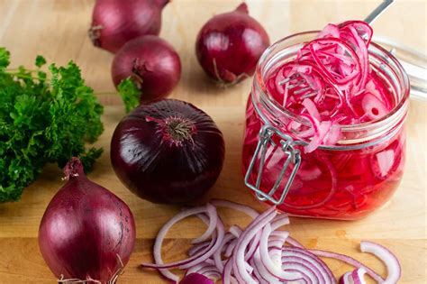 Tarro de cebollas rojas en escabeche