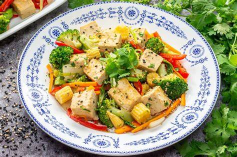 Plato de tofu salteado con verduras
