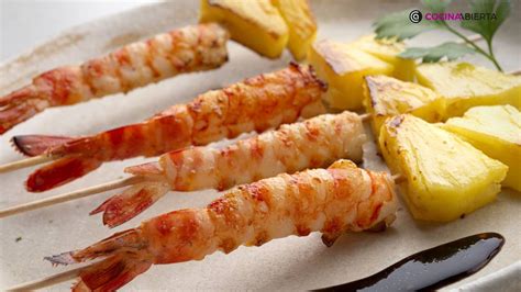 Langostinos ensartados en brochetas