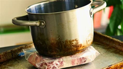 Esquema de cómo descongelar carne con dos ollas