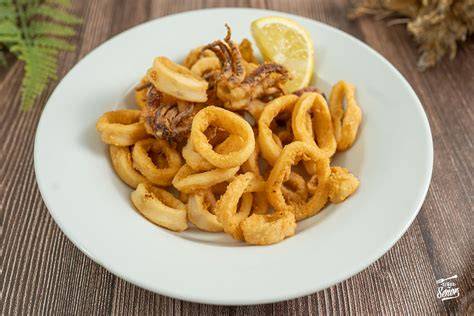 Plato de calamares a la romana con limón