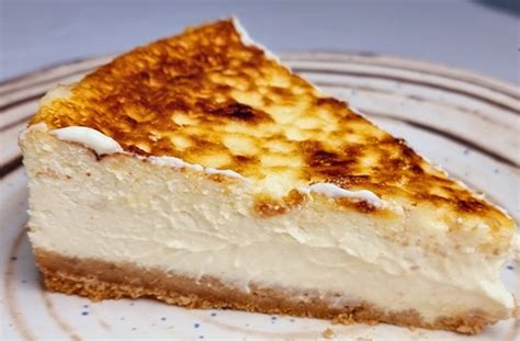 Cheesecake keto decorado con coco rallado y una textura cremosa