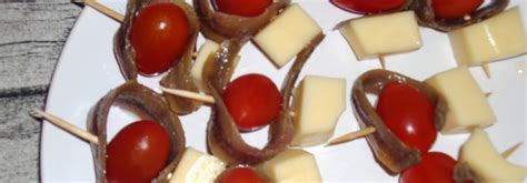 Ingredientes para pinchos con anchoas y queso