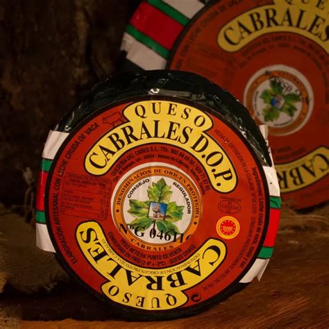 Queso Cabrales envuelto en papel de aluminio verde con etiqueta de DOP