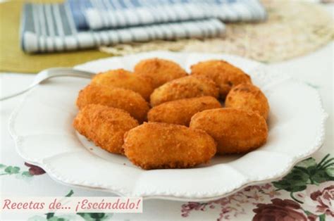 Croquetas de puchero cremosas en un plato