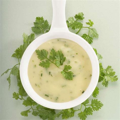 Salsa ravigote en un recipiente