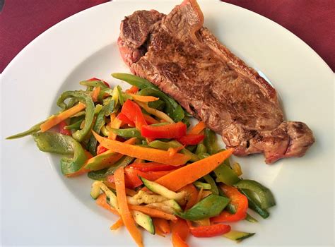 Cabeza de ternera cocinándose con verduras