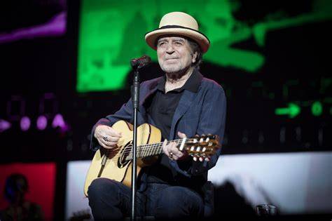 Joaquín Sabina tocando la guitarra en un concierto