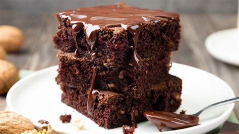 Comparación de un brownie tradicional con un brownie saludable de alubias