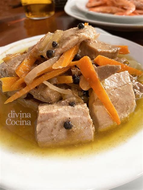 Ingredientes frescos para atún en escabeche