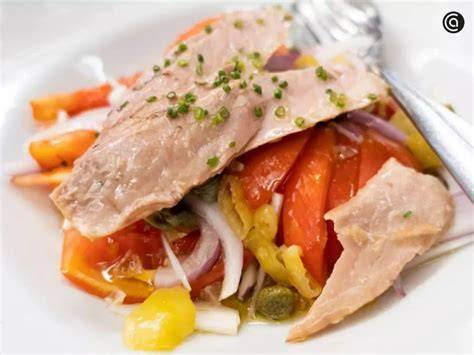 Plato de atún en escabeche listo para servir