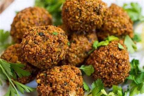 Niños disfrutando de croquetas de lentejas con formas divertidas