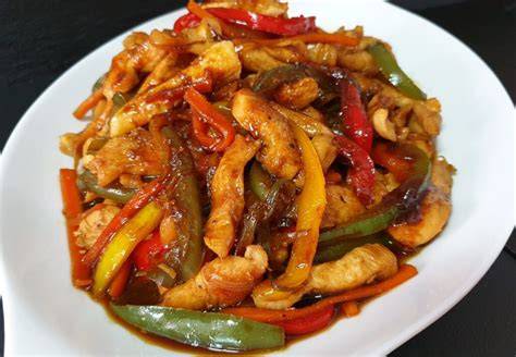Plato de pollo salteado con pimientos y salsa de soja