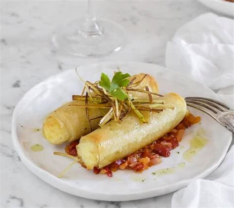 Plato de canelones crujientes de brandada de bacalao