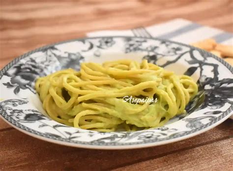 Espaguetis con salsa de aguacate y bacon