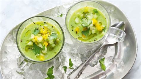 Gazpacho verde con manzana servido en un vaso