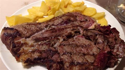 Plato de chuletón con guarniciones